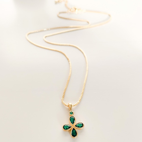 Four Leaf Clover Necklace | 14k Gold Filled - Picture 4 of 8